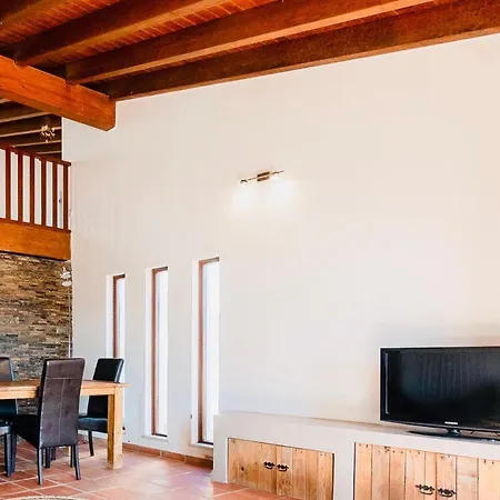 With 4 Bedrooms And Pool In Surf Semesterbostad